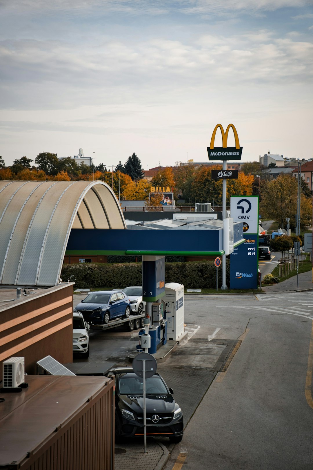 cars-at-a-gas-station-with-mcdonalds-sign-5vg-cnjkrwe